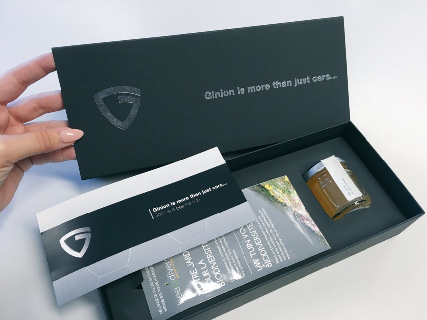 Ginion Wavre offre dorénavant des pots de miel – provenant de leurs propres ruches – aux clients pour attirer leur attention sur la menace qui pèse sur la biodiversité. Ginion Wavre offre dorénavant des pots de miel – provenant de leurs propres ruches – aux clients pour attirer leur attention sur la menace qui pèse sur la biodiversité.