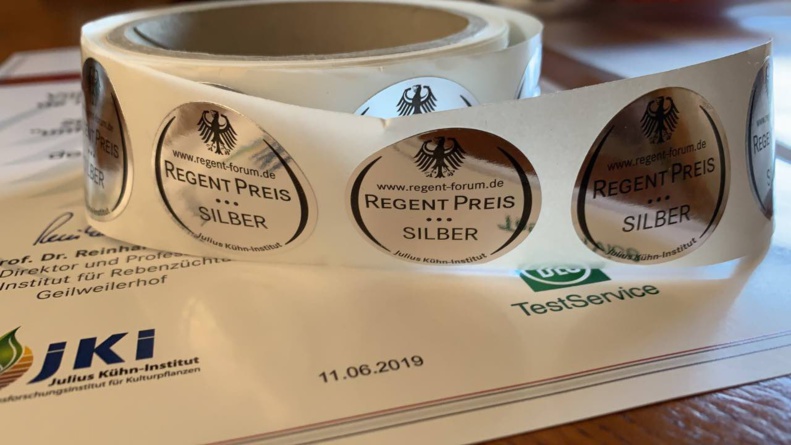 Le Regent rosé de Villers-la-Vigne a décroché une bien belle nouvelle médaille d’argent au Concours international du Regent en Allemagne Le Regent rosé de Villers-la-Vigne a décroché une bien belle nouvelle médaille d’argent au Concours international du Regent en Allemagne