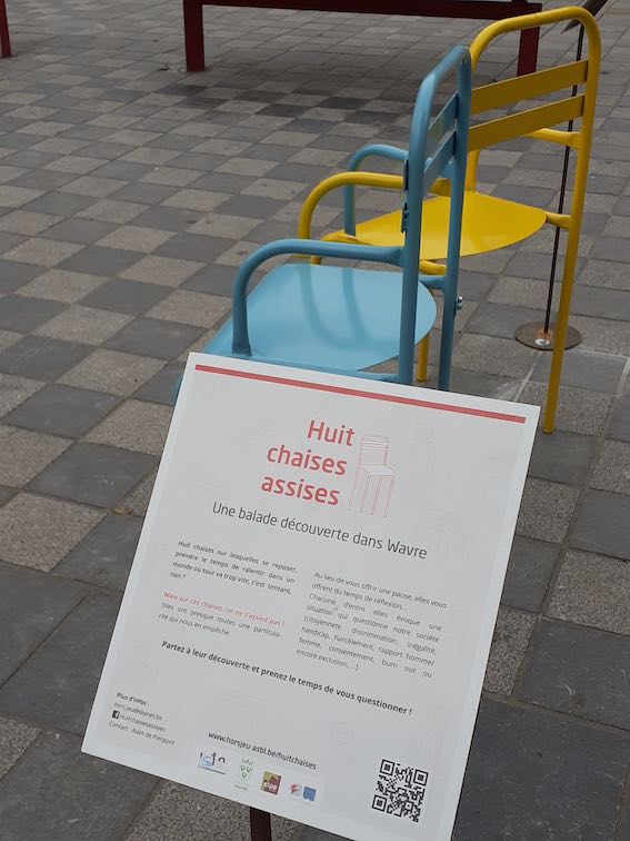 La Ville de Wavre accueille une exposition inédite en centre-ville : Huit chaises assises.