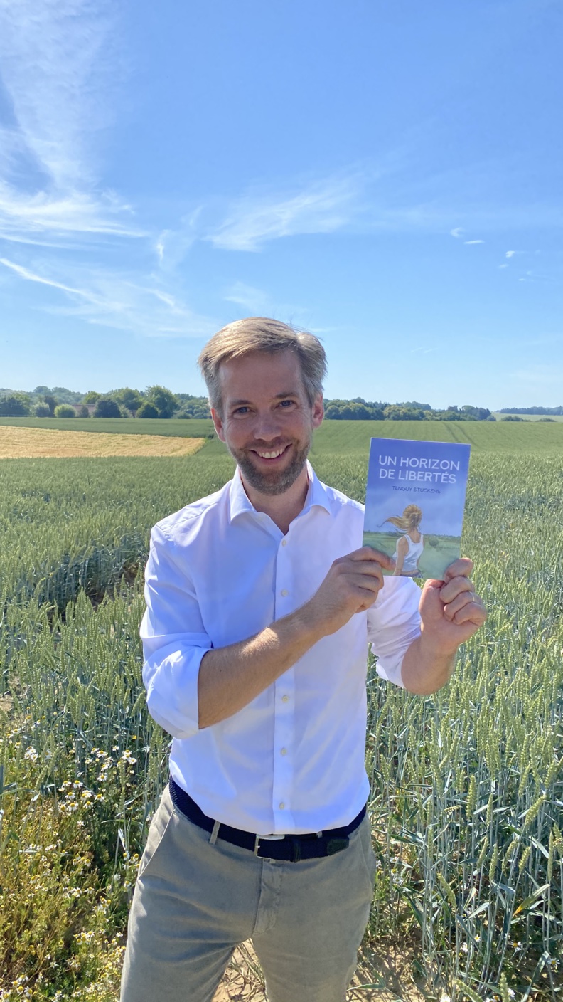 Tanguy Stuckens avec son livre "Un horizon de liberté" Tanguy Stuckens avec son livre "Un horizon de liberté"