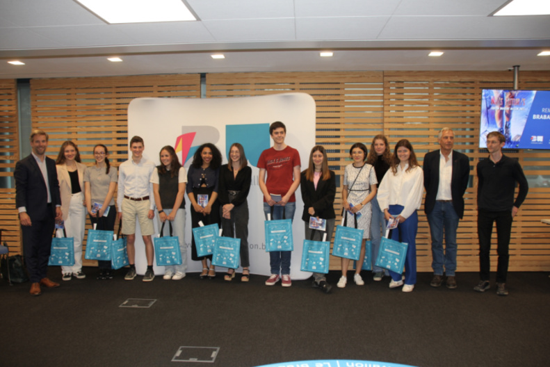 CONCOURS D’ÉCRITURE : des jeunes imaginent le futur pour questionner notre présent CONCOURS D’ÉCRITURE : des jeunes imaginent le futur pour questionner notre présent