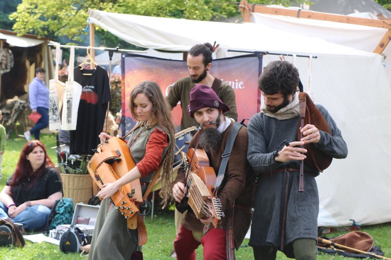 Les animations et les activités sont annoncées tout au long du week-end par Cédric, un « aboyeur » (personne qui annonce le programme en criant !). Les animations et les activités sont annoncées tout au long du week-end par Cédric, un « aboyeur » (personne qui annonce le programme en criant !).
