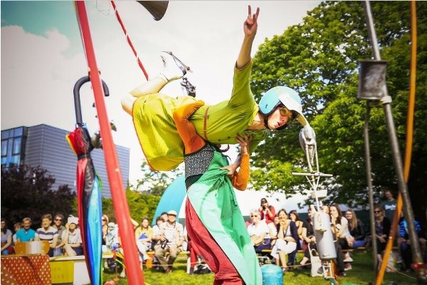 Place aux Artistes 2024 sur la Place Communale de Genval Place aux Artistes 2024 sur la Place Communale de Genval