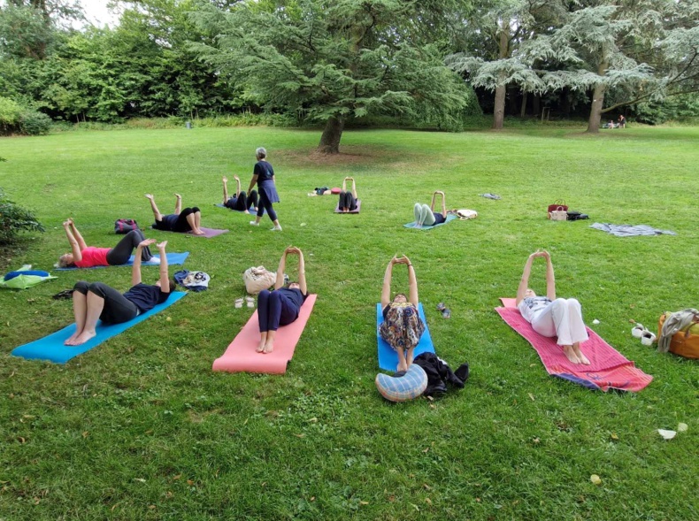 Gouttes de Réflexion 3 : Yoga et Relaxation, Deux Pratiques Différentes mais Complémentaires Gouttes de Réflexion 3 : Yoga et Relaxation, Deux Pratiques Différentes mais Complémentaires