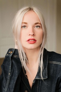 Olivia Stone : Portrait d'une artiste Olivia Stone : Portrait d'une artiste