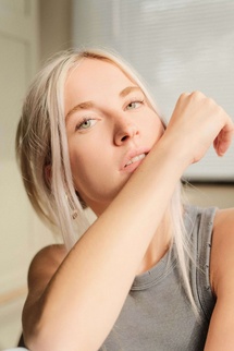 Olivia Stone : Portrait d'une artiste Olivia Stone : Portrait d'une artiste