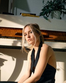 Olivia Stone : Portrait d'une artiste Olivia Stone : Portrait d'une artiste