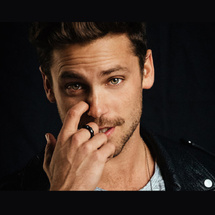 BASTIAN BAKER EN TOURNÉE ACOUSTIQUE : UNE SOIRÉE INTIMISTE À NE PAS MANQUER BASTIAN BAKER EN TOURNÉE ACOUSTIQUE : UNE SOIRÉE INTIMISTE À NE PAS MANQUER