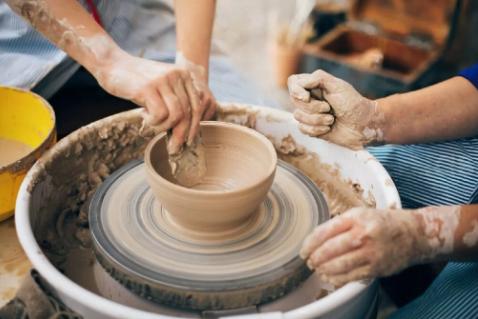 Les cours de poterie : Initiation, hebdomadaires et ateliers à thème Les cours de poterie : Initiation, hebdomadaires et ateliers à thème