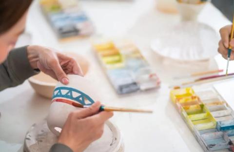 Les cours de poterie : Initiation, hebdomadaires et ateliers à thème Les cours de poterie : Initiation, hebdomadaires et ateliers à thème