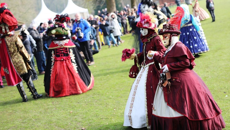 Les carnavals et grands feux du Brabant wallon : une tradition festive et haute en couleurs Les carnavals et grands feux du Brabant wallon : une tradition festive et haute en couleurs