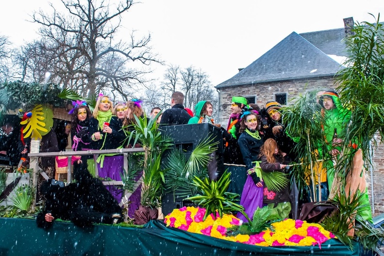 Les carnavals et grands feux du Brabant wallon : une tradition festive et haute en couleurs Les carnavals et grands feux du Brabant wallon : une tradition festive et haute en couleurs