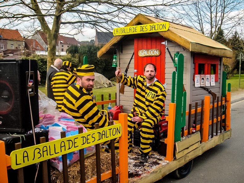 Les carnavals et grands feux du Brabant wallon : une tradition festive et haute en couleurs Les carnavals et grands feux du Brabant wallon : une tradition festive et haute en couleurs