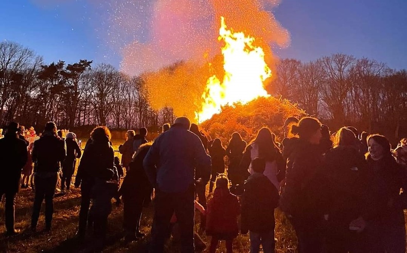 Les carnavals et grands feux du Brabant wallon : une tradition festive et haute en couleurs Les carnavals et grands feux du Brabant wallon : une tradition festive et haute en couleurs