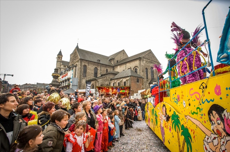 Les carnavals et grands feux du Brabant wallon : une tradition festive et haute en couleurs Les carnavals et grands feux du Brabant wallon : une tradition festive et haute en couleurs