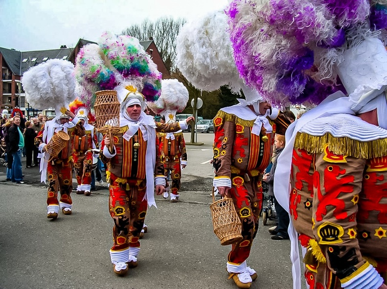 Les carnavals et grands feux du Brabant wallon : une tradition festive et haute en couleurs Les carnavals et grands feux du Brabant wallon : une tradition festive et haute en couleurs