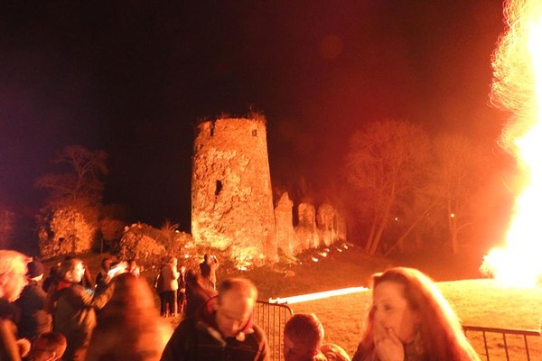 Les carnavals et grands feux du Brabant wallon : une tradition festive et haute en couleurs Les carnavals et grands feux du Brabant wallon : une tradition festive et haute en couleurs