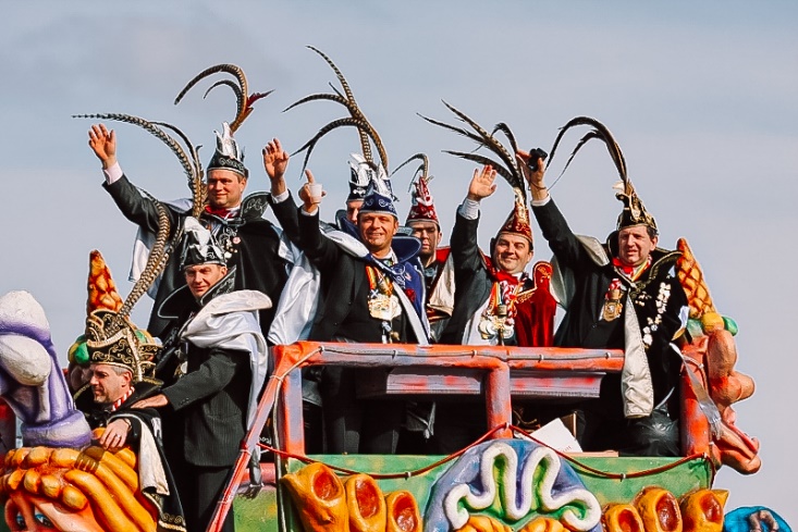 Les carnavals et grands feux du Brabant wallon : une tradition festive et haute en couleurs Les carnavals et grands feux du Brabant wallon : une tradition festive et haute en couleurs