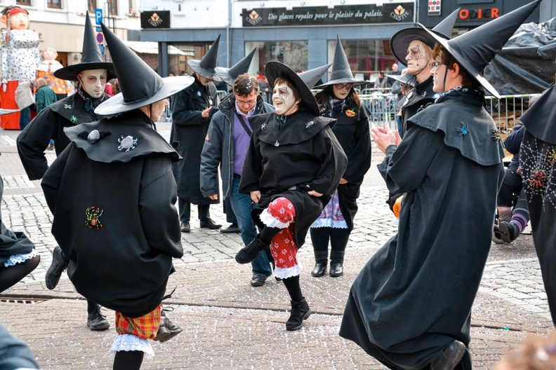 Les carnavals et grands feux du Brabant wallon : une tradition festive et haute en couleurs Les carnavals et grands feux du Brabant wallon : une tradition festive et haute en couleurs