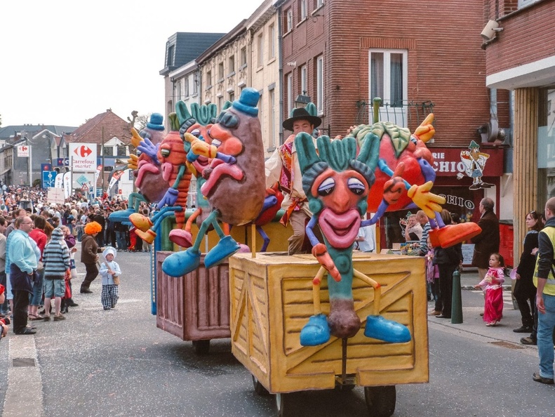 Les carnavals et grands feux du Brabant wallon : une tradition festive et haute en couleurs Les carnavals et grands feux du Brabant wallon : une tradition festive et haute en couleurs