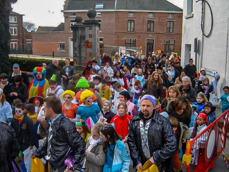 Les carnavals et grands feux du Brabant wallon : une tradition festive et haute en couleurs Les carnavals et grands feux du Brabant wallon : une tradition festive et haute en couleurs