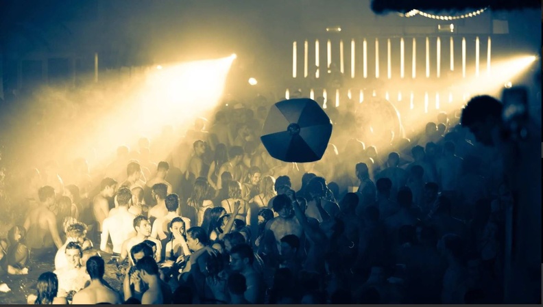 Plongez dans la folie de la plus grande pool party du Benelux Plongez dans la folie de la plus grande pool party du Benelux