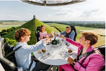 Dinner in the Sky 2025 : une envolée gastronomique au-dessus de Waterloo Dinner in the Sky 2025 : une envolée gastronomique au-dessus de Waterloo