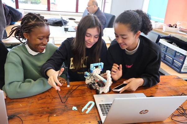 Le CEPES Jodoigne triomphe au concours Skills Robots 2025 Le CEPES Jodoigne triomphe au concours Skills Robots 2025