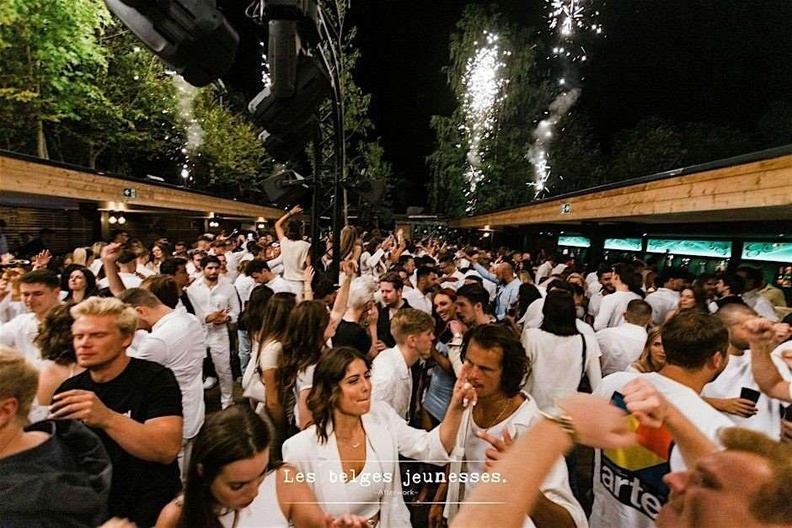 Soirée blanche, Ambiance festive, Terrasse chic Soirée blanche, Ambiance festive, Terrasse chic