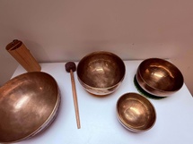 Les bols tibétains utilisés lors des séances de sonothérapie. Les bols tibétains utilisés lors des séances de sonothérapie.