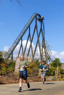 Les attractions en toile de fond : le Walibi Run se court au cœur du parc.