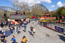 Le parcours du premier Walibi Run serpentait entre les allées du parc et ses montagnes russes. Le parcours du premier Walibi Run serpentait entre les allées du parc et ses montagnes russes.