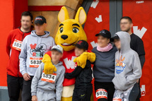 Photo de famille avec la mascotte Walibi : la course se vit aussi entre proches. Photo de famille avec la mascotte Walibi : la course se vit aussi entre proches.
