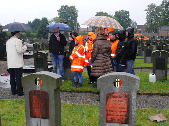 Waterloo : Sept jeunes rénovent les tombes d'anciens combattants de la Grande Guerre