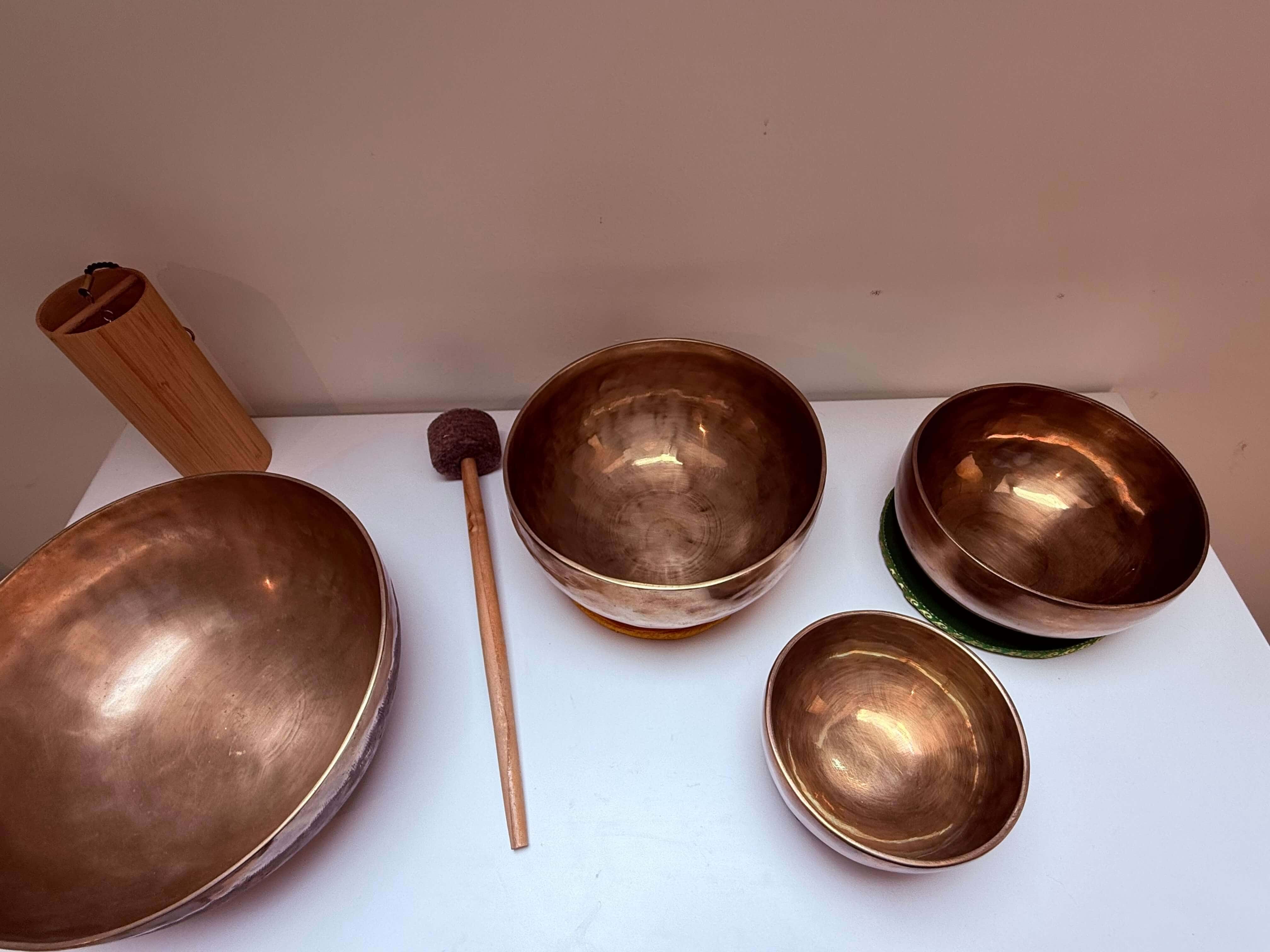 Les bols tibétains utilisés lors des séances de sonothérapie.