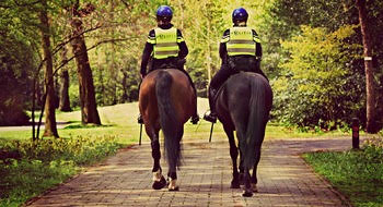 Deux cavaliers de la Police fédérale en patrouille.