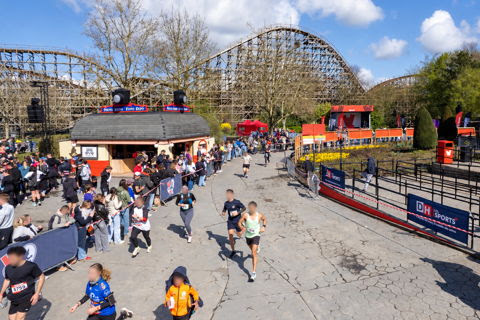Le parcours du premier Walibi Run serpentait entre les allées du parc et ses montagnes russes.