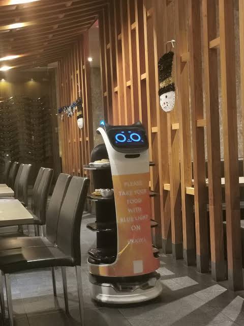 Que pensez-vous d’être servi par des robots ? Un nouveau restaurant tente l’expérience à Waterloo