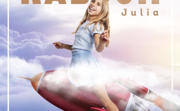 Waterloo : Julia signe son premier single chez Universal