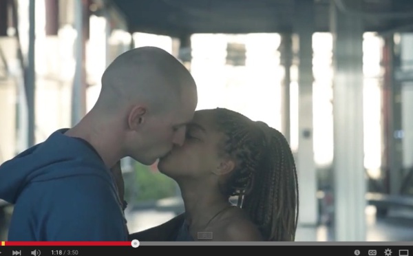 " Ma vie se résumait à Facebook, Twitter et Tinder mais c'était avant de voir ça "