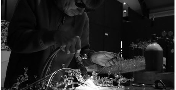 Émergence : la lumière sculptée de Koen Van Elsen illumine l’Abbaye de Villers