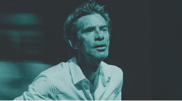 « C’était mieux après » : Alexis Goslain fait rire et chavirer au Théâtre de la Valette