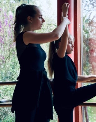 Danser dans un jardin  L’Ecole de Danse - Brigitte Kher, un studio pas comme les autres à Waterloo